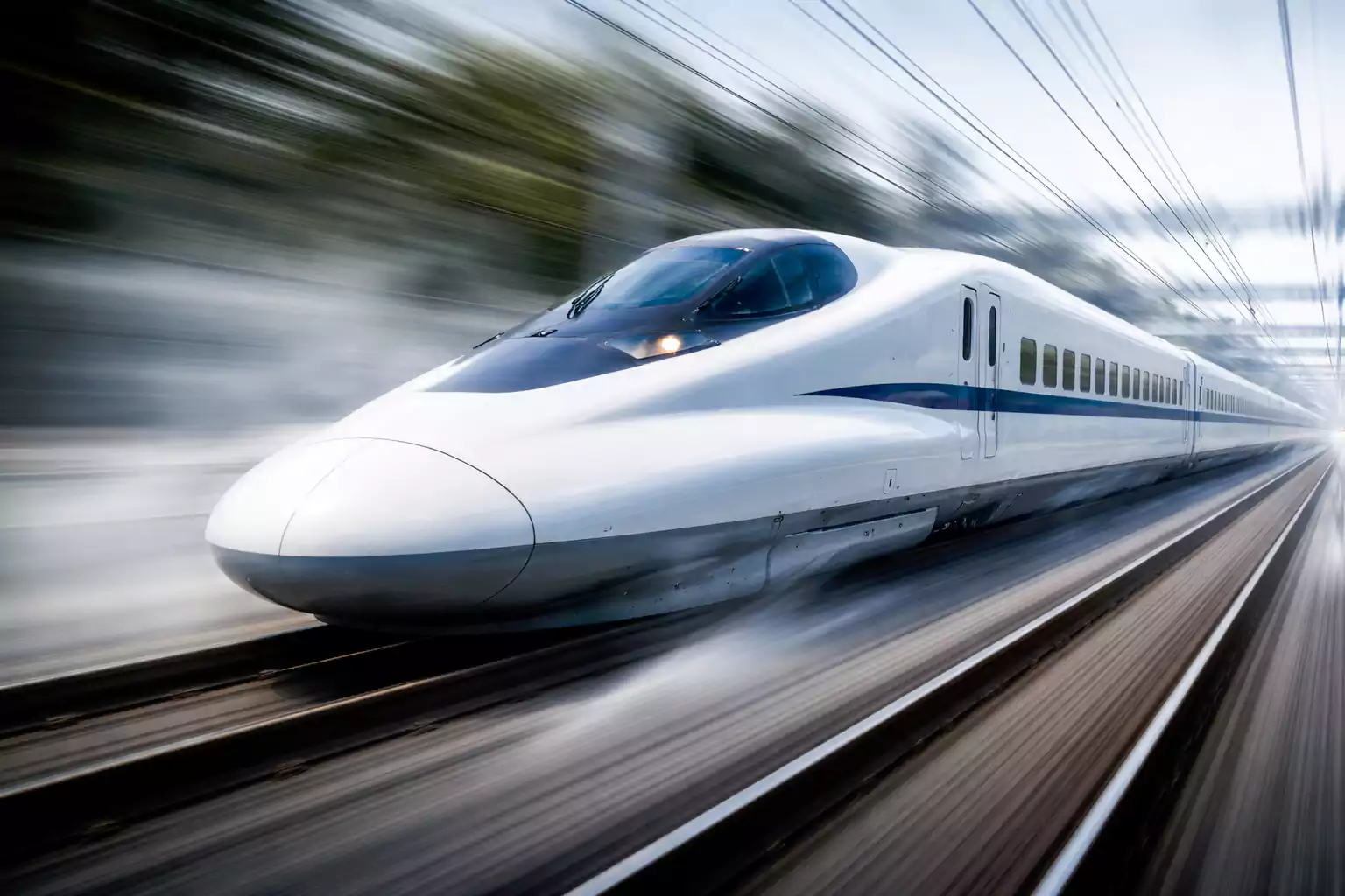 Японският високоскоростен влак Шинкансен (Shinkansen) в движение 320 km/h