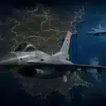 Български F-16 Block 70 над Черно море и Югоизточна Европа, символизиращ модернизацията на ВВС и отложения пакет ракети AMRAAM.